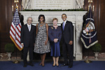 Tohtori Pentti Arajärvi, rouva Michelle Obama, presidentti Tarja Halonen ja presidentti  Barack Obama Yhdysvaltain presidentin vastaanotolla New York Public Libraryssa 21. syyskuuta 2011. Kuva : The White House / Lawrence Jackson 